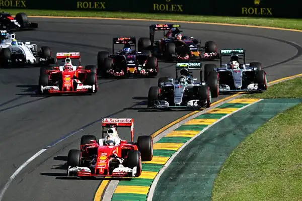 A Melborune le due Frecce d'argento chiudono al primo ed al secondo posto con Rosberg e Hamilton ma Vettel, terzo, è motlo vicino. Raikkonen costretto al ritiro. 