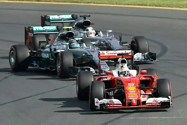 A Melborune le due Frecce d'argento chiudono al primo ed al secondo posto con Rosberg e Hamilton ma Vettel, terzo, è motlo vicino. Raikkonen costretto al ritiro. 