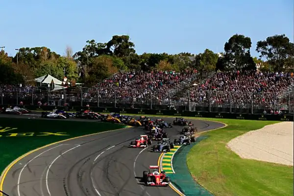 A Melborune le due Frecce d'argento chiudono al primo ed al secondo posto con Rosberg e Hamilton ma Vettel, terzo, è motlo vicino. Raikkonen costretto al ritiro. 