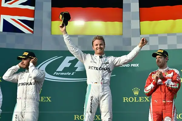 A Melborune le due Frecce d'argento chiudono al primo ed al secondo posto con Rosberg e Hamilton ma Vettel, terzo, è motlo vicino. Raikkonen costretto al ritiro. 