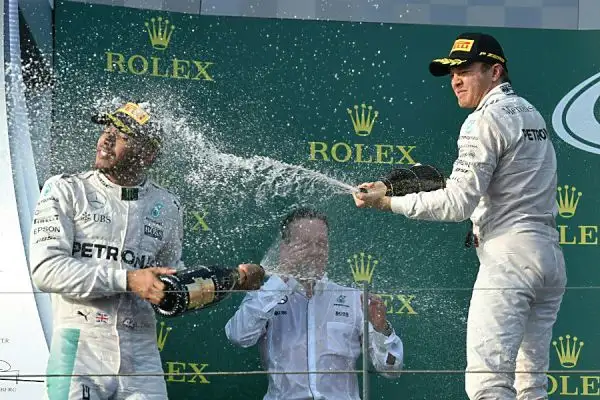 A Melborune le due Frecce d'argento chiudono al primo ed al secondo posto con Rosberg e Hamilton ma Vettel, terzo, è motlo vicino. Raikkonen costretto al ritiro. 