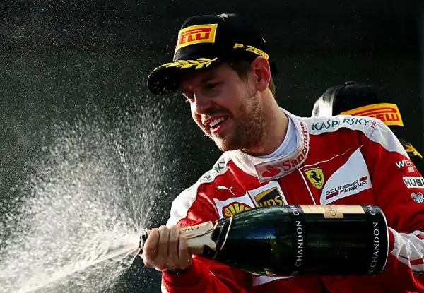 A Melborune le due Frecce d'argento chiudono al primo ed al secondo posto con Rosberg e Hamilton ma Vettel, terzo, è motlo vicino. Raikkonen costretto al ritiro. 