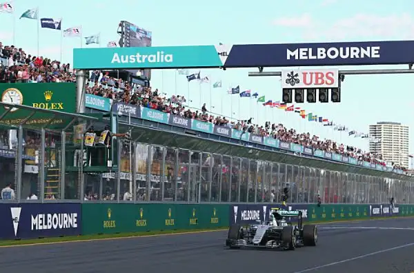 A Melborune le due Frecce d'argento chiudono al primo ed al secondo posto con Rosberg e Hamilton ma Vettel, terzo, è motlo vicino. Raikkonen costretto al ritiro. 