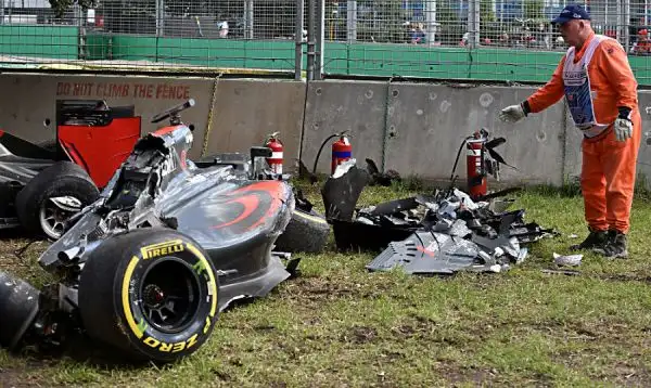 A Melborune le due Frecce d'argento chiudono al primo ed al secondo posto con Rosberg e Hamilton ma Vettel, terzo, è motlo vicino. Raikkonen costretto al ritiro. 