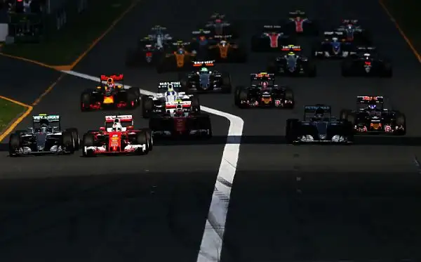 A Melborune le due Frecce d'argento chiudono al primo ed al secondo posto con Rosberg e Hamilton ma Vettel, terzo, è motlo vicino. Raikkonen costretto al ritiro. 