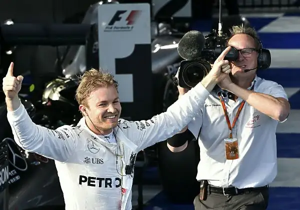 A Melborune le due Frecce d'argento chiudono al primo ed al secondo posto con Rosberg e Hamilton ma Vettel, terzo, è motlo vicino. Raikkonen costretto al ritiro. 