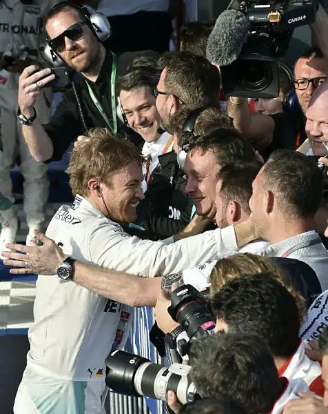 A Melborune le due Frecce d'argento chiudono al primo ed al secondo posto con Rosberg e Hamilton ma Vettel, terzo, è motlo vicino. Raikkonen costretto al ritiro. 
