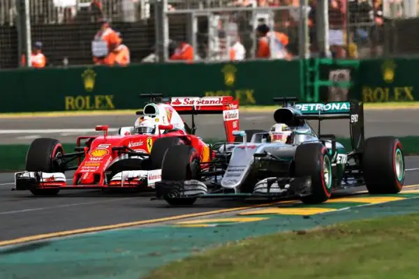 A Melborune le due Frecce d'argento chiudono al primo ed al secondo posto con Rosberg e Hamilton ma Vettel, terzo, è motlo vicino. Raikkonen costretto al ritiro. 