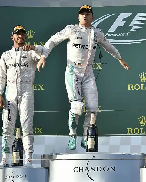 A Melborune le due Frecce d'argento chiudono al primo ed al secondo posto con Rosberg e Hamilton ma Vettel, terzo, è motlo vicino. Raikkonen costretto al ritiro. 