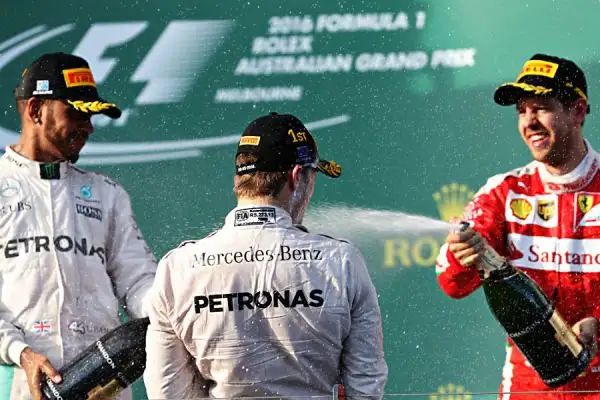 A Melborune le due Frecce d'argento chiudono al primo ed al secondo posto con Rosberg e Hamilton ma Vettel, terzo, è motlo vicino. Raikkonen costretto al ritiro. 