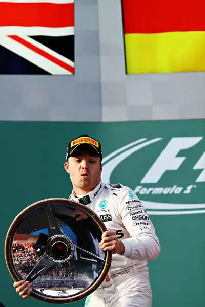 A Melborune le due Frecce d'argento chiudono al primo ed al secondo posto con Rosberg e Hamilton ma Vettel, terzo, è motlo vicino. Raikkonen costretto al ritiro. 