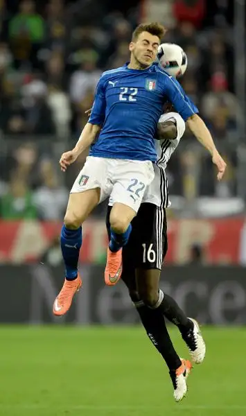El Shaarawy 6,5. Porta il suo buon momento anche in Azzurro, segnando un gol inutile per il risultato ma importante per la sua candidatura europea.