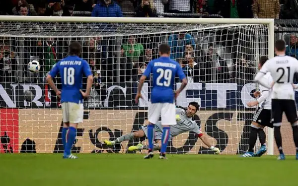 Buffon 5. Quattro gol in una volta sola, come gli era giù successo sempre in questo stadio in Bayern-Juventus.