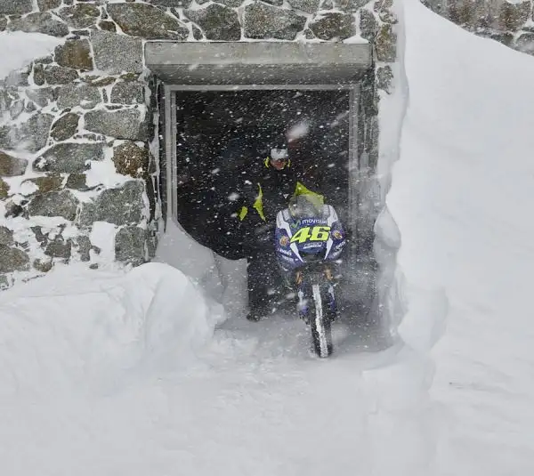 Incredibile servizio fotografico del Team Yamaha che ha portato la moto di Valentino Rossi sulla terrazza panoramica di Punta Helbronner a 4.810 metri sulla cima del Monte Bianco.