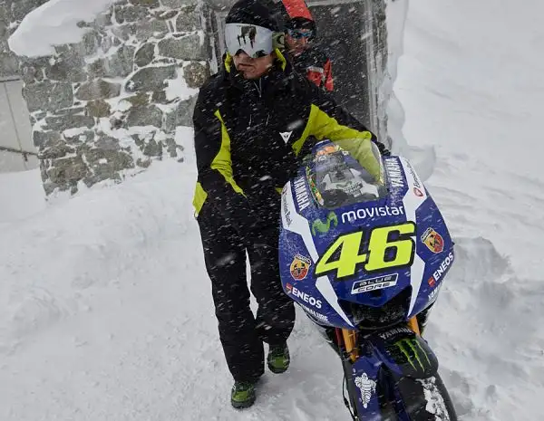 Incredibile servizio fotografico del Team Yamaha che ha portato la moto di Valentino Rossi sulla terrazza panoramica di Punta Helbronner a 4.810 metri sulla cima del Monte Bianco.