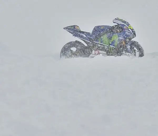 Incredibile servizio fotografico del Team Yamaha che ha portato la moto di Valentino Rossi sulla terrazza panoramica di Punta Helbronner a 4.810 metri sulla cima del Monte Bianco.