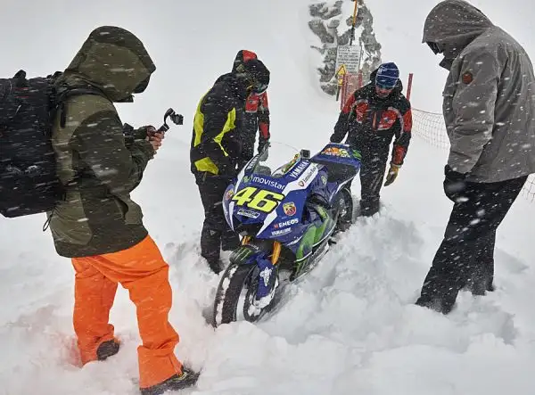 Incredibile servizio fotografico del Team Yamaha che ha portato la moto di Valentino Rossi sulla terrazza panoramica di Punta Helbronner a 4.810 metri sulla cima del Monte Bianco.