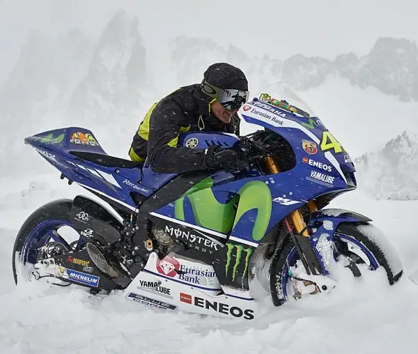 Incredibile servizio fotografico del Team Yamaha che ha portato la moto di Valentino Rossi sulla terrazza panoramica di Punta Helbronner a 4.810 metri sulla cima del Monte Bianco.