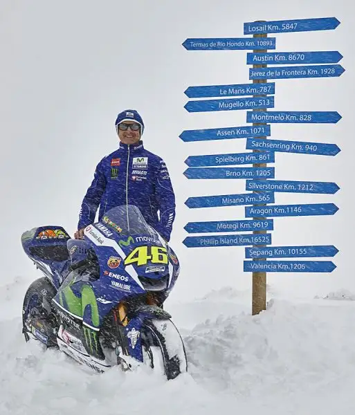 Incredibile servizio fotografico del Team Yamaha che ha portato la moto di Valentino Rossi sulla terrazza panoramica di Punta Helbronner a 4.810 metri sulla cima del Monte Bianco.