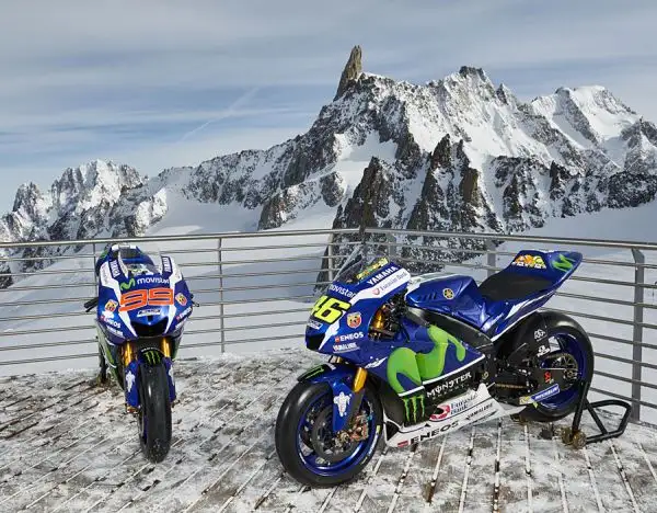 Incredibile servizio fotografico del Team Yamaha che ha portato la moto di Valentino Rossi sulla terrazza panoramica di Punta Helbronner a 4.810 metri sulla cima del Monte Bianco.