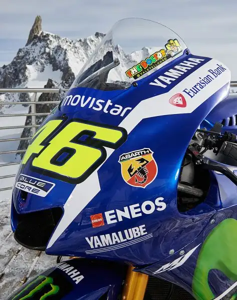 Incredibile servizio fotografico del Team Yamaha che ha portato la moto di Valentino Rossi sulla terrazza panoramica di Punta Helbronner a 4.810 metri sulla cima del Monte Bianco.