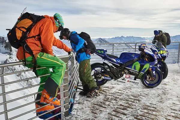 Incredibile servizio fotografico del Team Yamaha che ha portato la moto di Valentino Rossi sulla terrazza panoramica di Punta Helbronner a 4.810 metri sulla cima del Monte Bianco.
