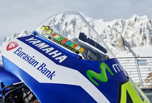 Incredibile servizio fotografico del Team Yamaha che ha portato la moto di Valentino Rossi sulla terrazza panoramica di Punta Helbronner a 4.810 metri sulla cima del Monte Bianco.