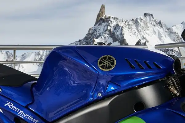 Incredibile servizio fotografico del Team Yamaha che ha portato la moto di Valentino Rossi sulla terrazza panoramica di Punta Helbronner a 4.810 metri sulla cima del Monte Bianco.