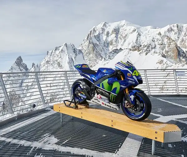 Incredibile servizio fotografico del Team Yamaha che ha portato la moto di Valentino Rossi sulla terrazza panoramica di Punta Helbronner a 4.810 metri sulla cima del Monte Bianco.
