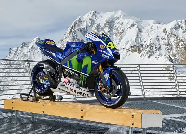 Incredibile servizio fotografico del Team Yamaha che ha portato la moto di Valentino Rossi sulla terrazza panoramica di Punta Helbronner a 4.810 metri sulla cima del Monte Bianco.
