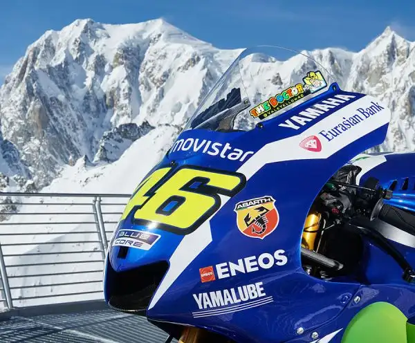 Incredibile servizio fotografico del Team Yamaha che ha portato la moto di Valentino Rossi sulla terrazza panoramica di Punta Helbronner a 4.810 metri sulla cima del Monte Bianco.