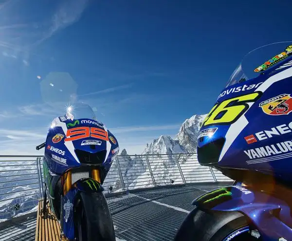 Incredibile servizio fotografico del Team Yamaha che ha portato la moto di Valentino Rossi sulla terrazza panoramica di Punta Helbronner a 4.810 metri sulla cima del Monte Bianco.