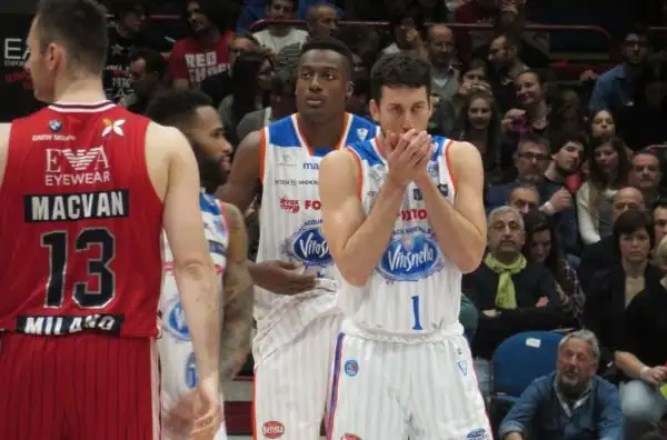 L'Olimpia, trascinata da Gentile e Batista, si aggiudica il derby contro i brianzoli, privi di Fesenko.