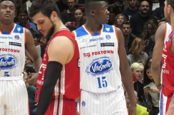 L'Olimpia, trascinata da Gentile e Batista, si aggiudica il derby contro i brianzoli, privi di Fesenko.