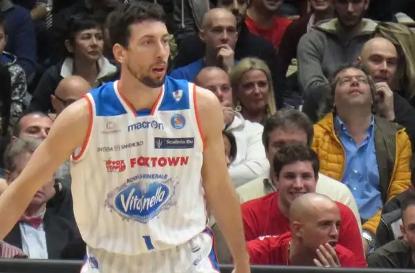 L'Olimpia, trascinata da Gentile e Batista, si aggiudica il derby contro i brianzoli, privi di Fesenko.