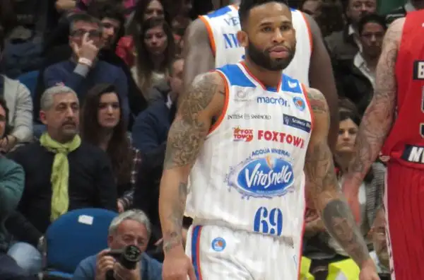 L'Olimpia, trascinata da Gentile e Batista, si aggiudica il derby contro i brianzoli, privi di Fesenko.