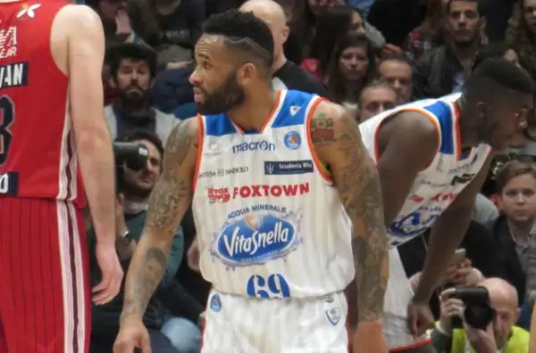 L'Olimpia, trascinata da Gentile e Batista, si aggiudica il derby contro i brianzoli, privi di Fesenko.