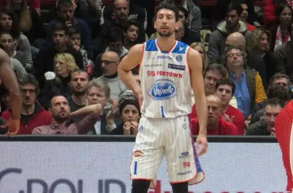 L'Olimpia, trascinata da Gentile e Batista, si aggiudica il derby contro i brianzoli, privi di Fesenko.