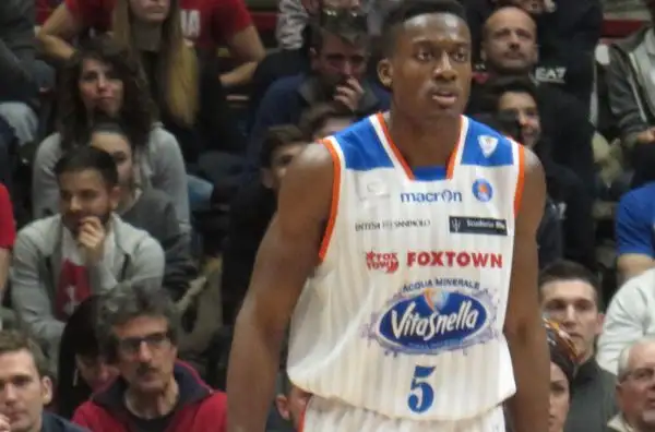 L'Olimpia, trascinata da Gentile e Batista, si aggiudica il derby contro i brianzoli, privi di Fesenko.
