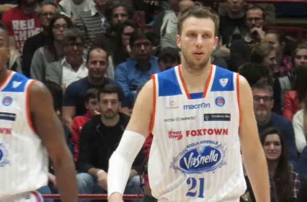 L'Olimpia, trascinata da Gentile e Batista, si aggiudica il derby contro i brianzoli, privi di Fesenko.