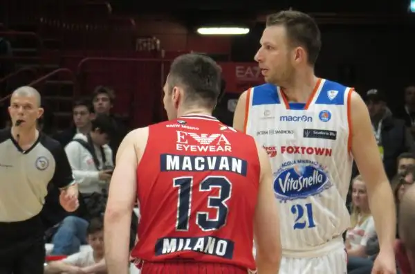 L'Olimpia, trascinata da Gentile e Batista, si aggiudica il derby contro i brianzoli, privi di Fesenko.