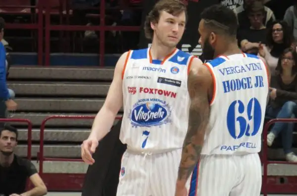 L'Olimpia, trascinata da Gentile e Batista, si aggiudica il derby contro i brianzoli, privi di Fesenko.