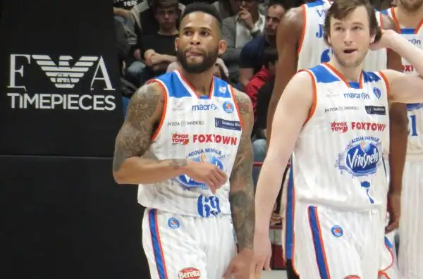 L'Olimpia, trascinata da Gentile e Batista, si aggiudica il derby contro i brianzoli, privi di Fesenko.