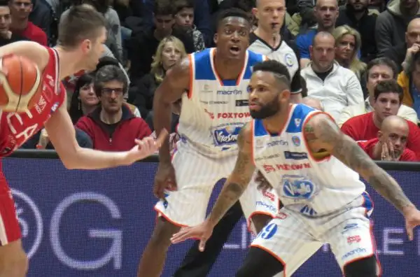 L'Olimpia, trascinata da Gentile e Batista, si aggiudica il derby contro i brianzoli, privi di Fesenko.
