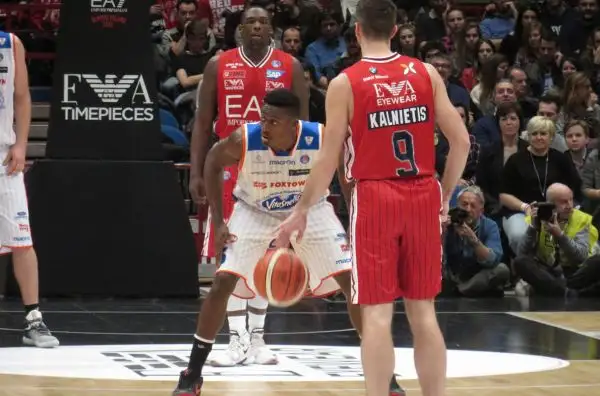 L'Olimpia, trascinata da Gentile e Batista, si aggiudica il derby contro i brianzoli, privi di Fesenko.
