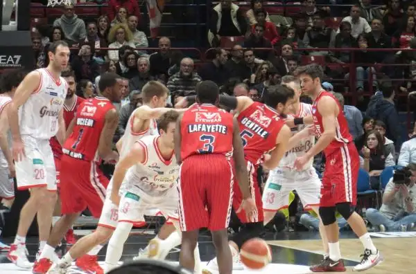 L'Olimpia si lascia alle spalle l'eliminazione in Eurocup consolidando il suo primato in campionato.