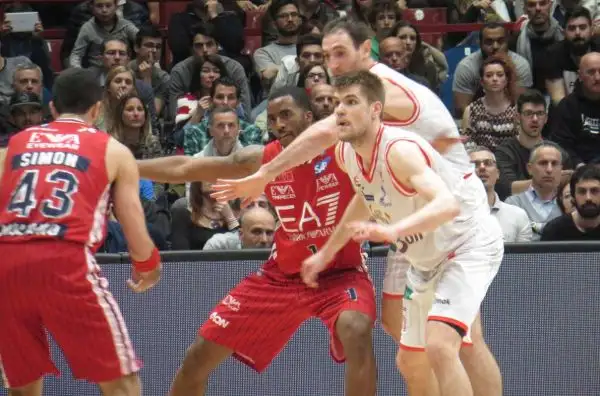 L'Olimpia si lascia alle spalle l'eliminazione in Eurocup consolidando il suo primato in campionato.