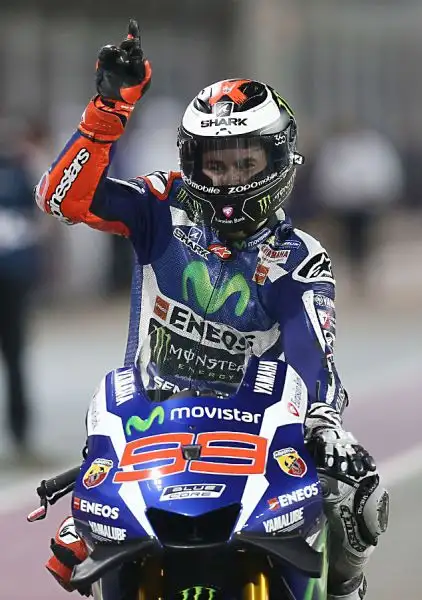Lorenzo inizia come aveva terminato il 2015: vincendo. Il campione del mondo si aggiudica il primo Gran Premio della stagione a Losail davanti a Dovizioso e a Marquez. Rossi quarto.