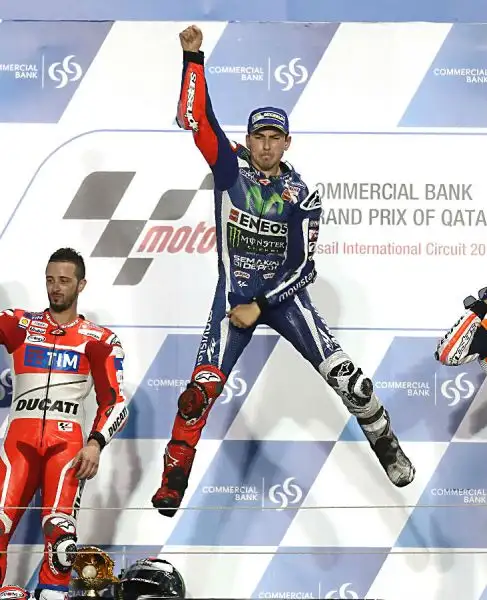 Lorenzo inizia come aveva terminato il 2015: vincendo. Il campione del mondo si aggiudica il primo Gran Premio della stagione a Losail davanti a Dovizioso e a Marquez. Rossi quarto.