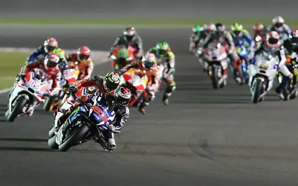 Lorenzo inizia come aveva terminato il 2015: vincendo. Il campione del mondo si aggiudica il primo Gran Premio della stagione a Losail davanti a Dovizioso e a Marquez. Rossi quarto.